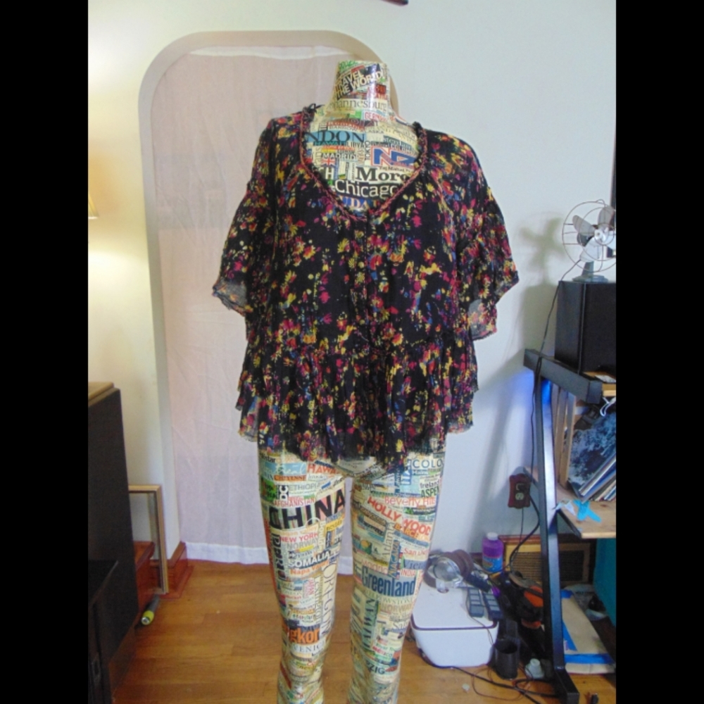 EUC. FREE PEOPLE- Abstract Peasant Top Size Med. - Picture 3 of 12